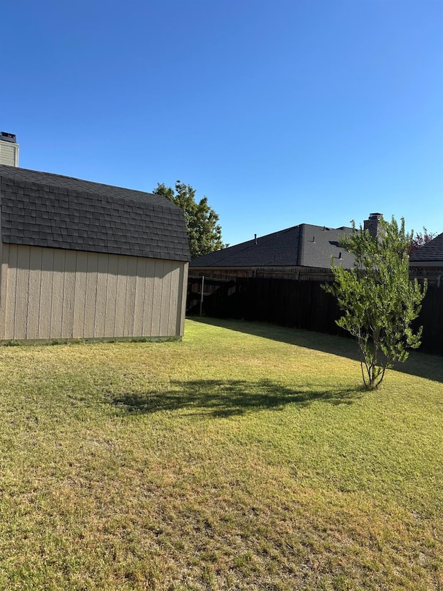 view of yard with a storage unit