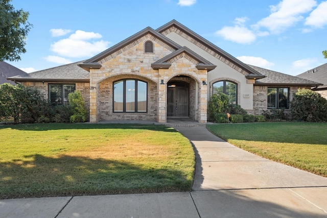 view of front of home featuring a front yard