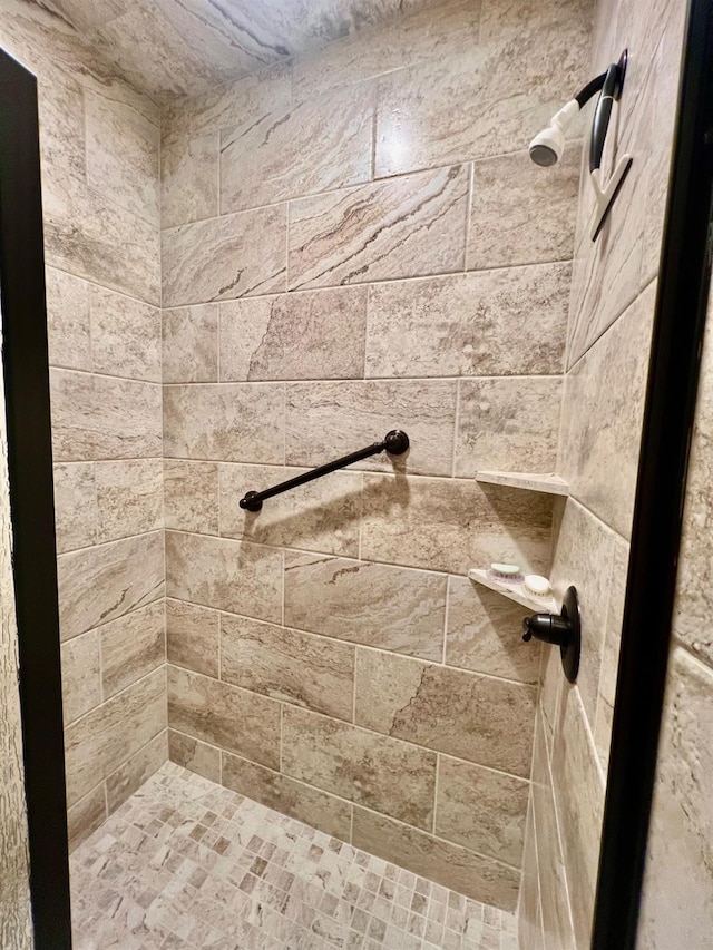 bathroom featuring a tile shower