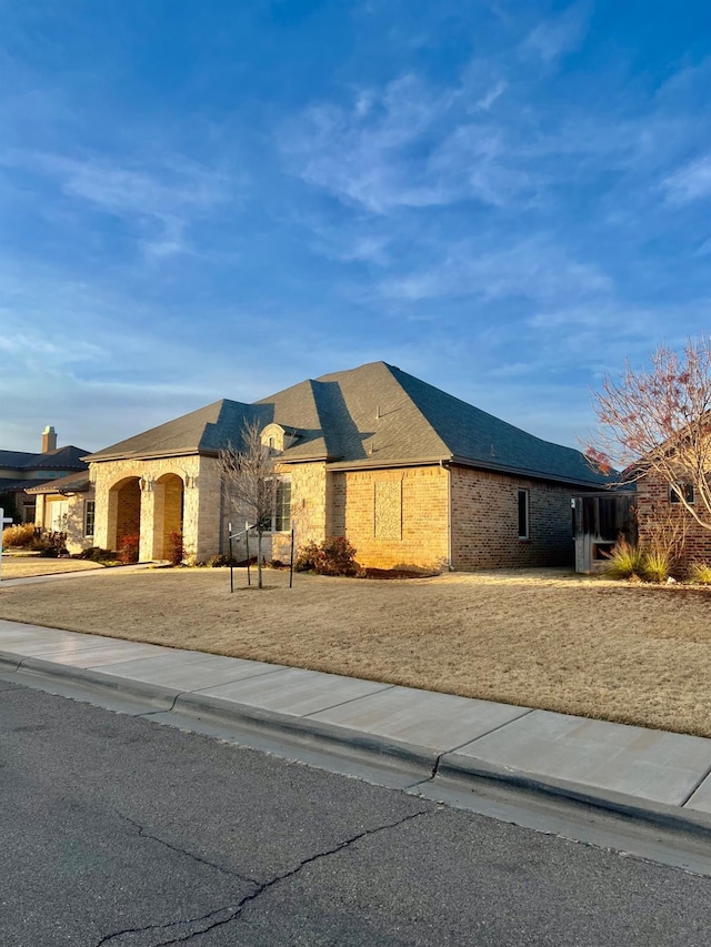 view of front of property featuring a front lawn