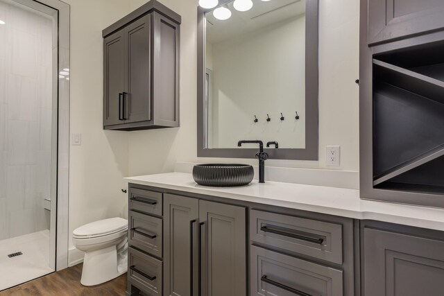 7710 46th St, Lubbock, TX 79407 - full bath featuring tiled shower, vanity, and wood finished floors