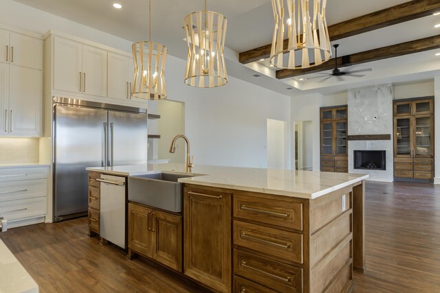 7710 46th St, Lubbock, TX 79407 - kitchen with stainless steel appliances, ceiling fan, dark wood-style flooring, open floor plan, and an island with sink