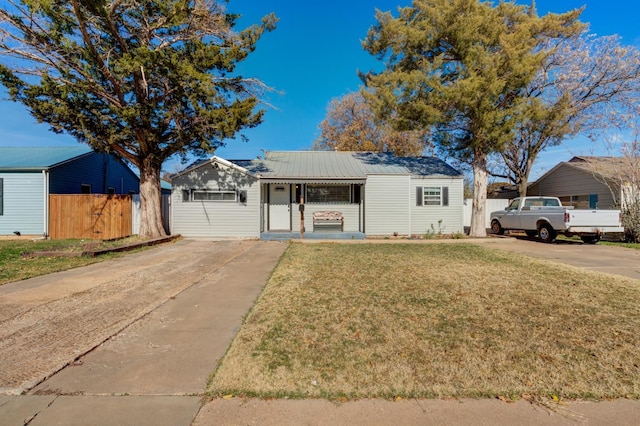 ranch-style home featuring a front lawn