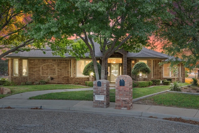 view of front of property with a lawn