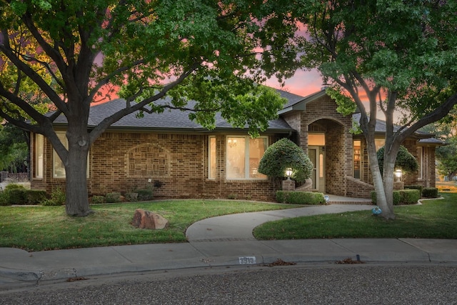 view of front facade featuring a yard