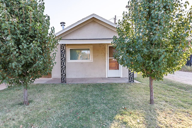 view of front of property with a front yard