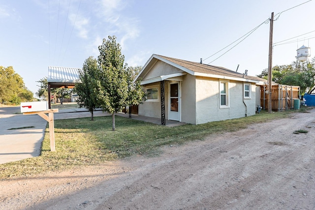 view of front of property featuring a front yard