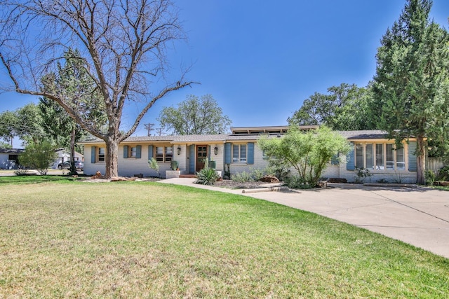 ranch-style home featuring a front yard