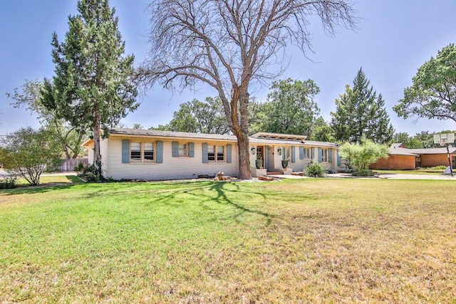 ranch-style house featuring a front yard