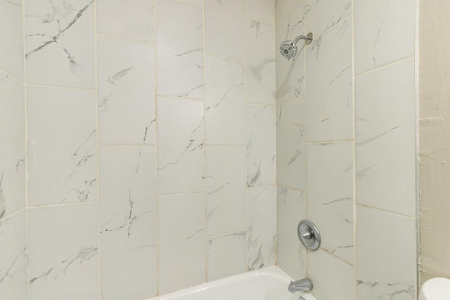 bathroom with tiled shower / bath combo