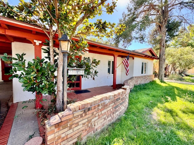 ranch-style house featuring a front lawn