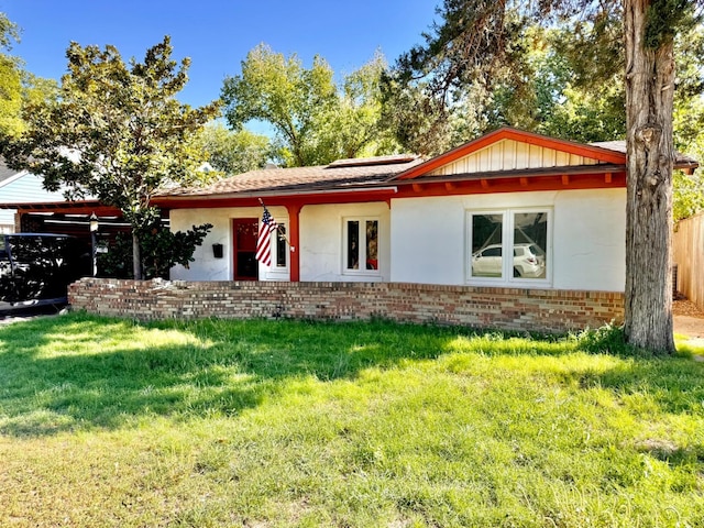 view of front facade featuring a front lawn