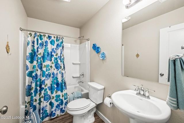 7533 33rd St, Lubbock, TX 79407 - full bath featuring a sink, wood finished floors, toilet, shower / bathtub combination with curtain, and baseboards