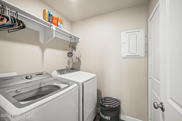 7533 33rd St, Lubbock, TX 79407 - laundry room featuring washing machine and dryer and baseboards