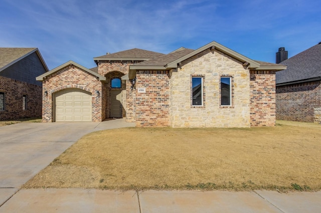 view of front facade with a garage and a front yard