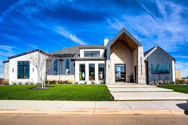 view of front facade featuring a front lawn