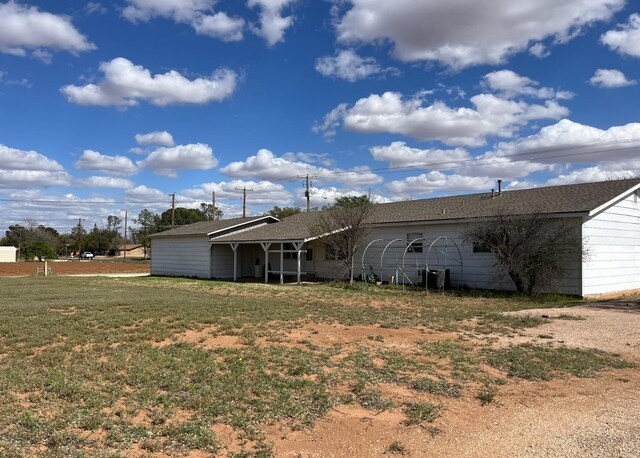 back of house featuring a yard