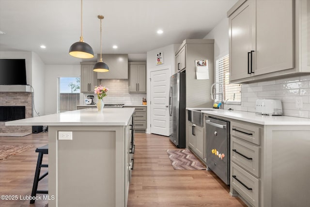 4724 121st Pl, Lubbock, TX 79424 - kitchen with stainless steel appliances, a kitchen bar, a sink, a center island, and decorative backsplash