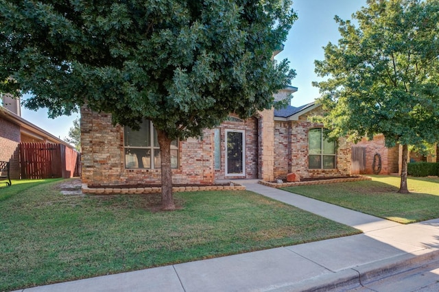 view of front facade featuring a front lawn