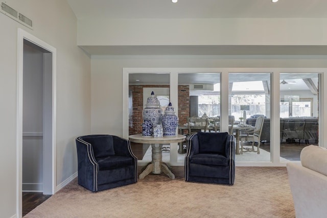living area with baseboards, visible vents, a healthy amount of sunlight, and recessed lighting