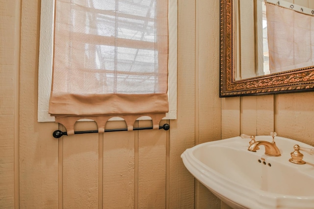 bathroom featuring sink