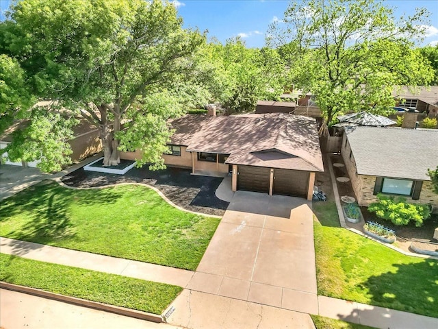 view of front of house featuring a garage and a front yard