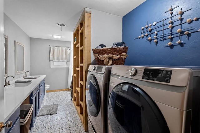 washroom featuring sink and washing machine and clothes dryer