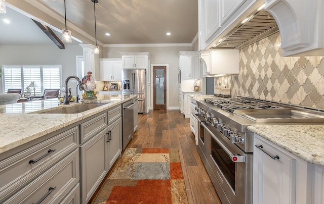 kitchen with tasteful backsplash, custom range hood, dark wood-style flooring, stainless steel appliances, and a sink