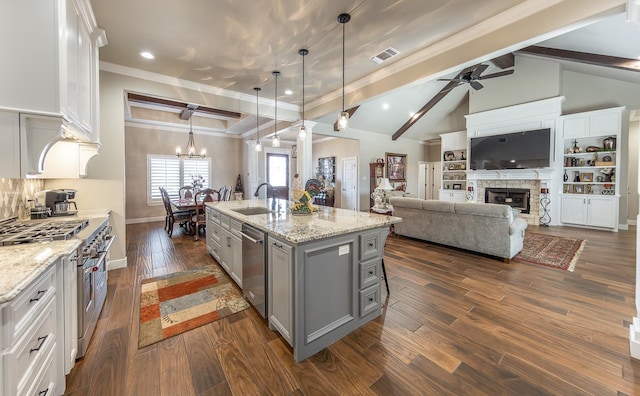 kitchen with visible vents, dark wood-type flooring, stainless steel appliances, gray cabinets, and a sink