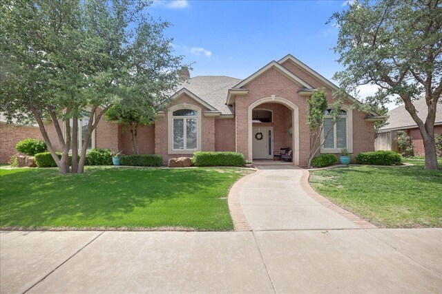 view of front of house with a front lawn