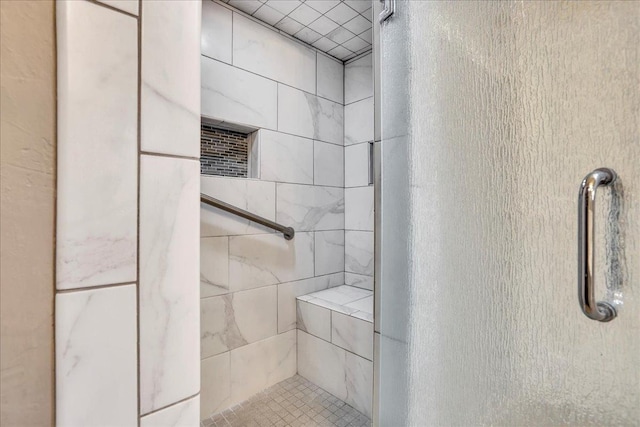 bathroom featuring a tile shower