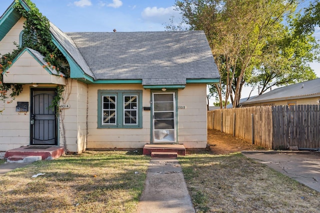 view of front facade with a front lawn