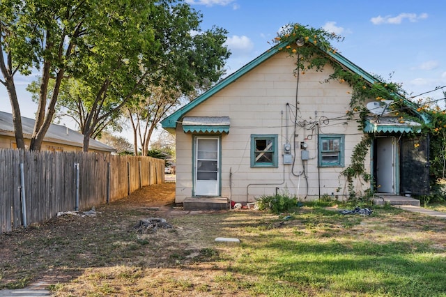 back of house featuring a lawn