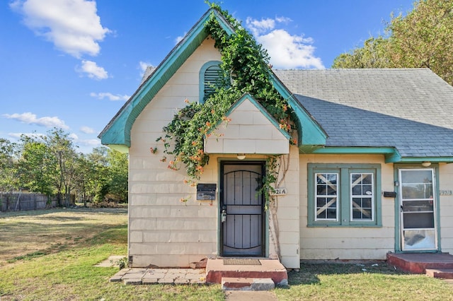 view of front facade with a front yard