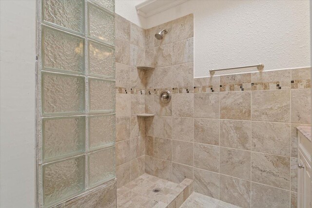 bathroom featuring a tile shower