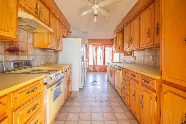 kitchen featuring ceiling fan, white appliances, sink, and decorative backsplash