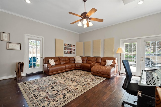 living area with crown molding, a ceiling fan, dark wood-style floors, and recessed lighting