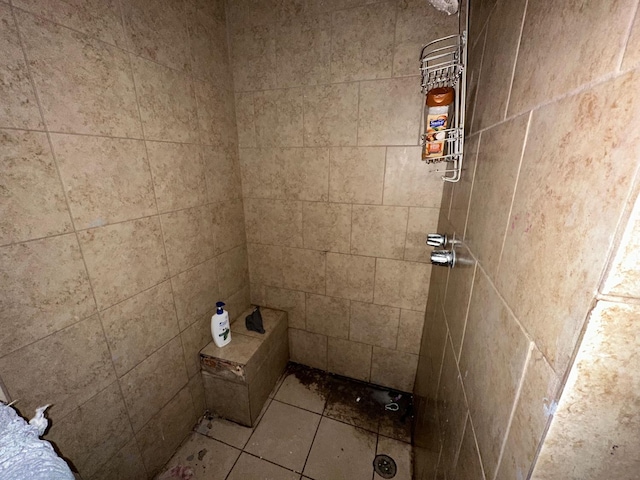 bathroom featuring tiled shower