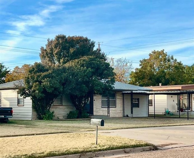 ranch-style house featuring a front yard