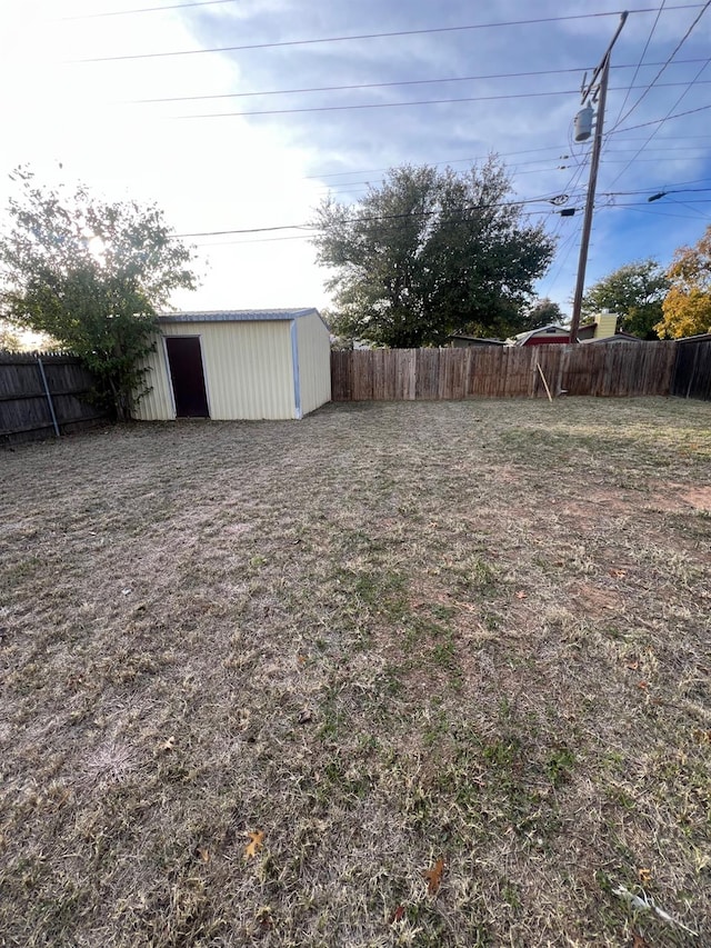 view of yard featuring an outbuilding