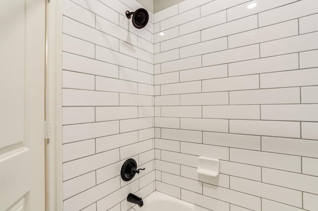 bathroom with tiled shower / bath combo