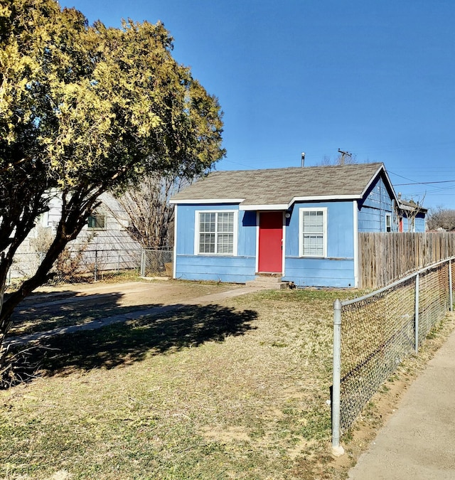 view of front of property featuring a front yard