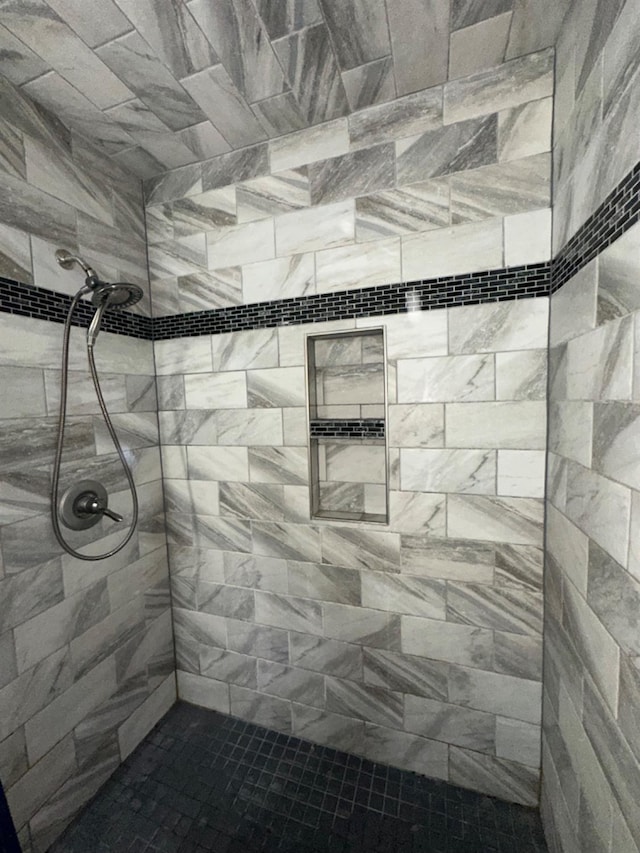 bathroom featuring a tile shower