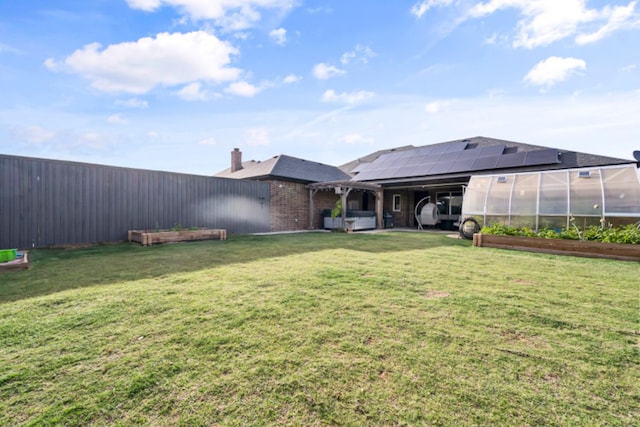 view of yard featuring an outbuilding