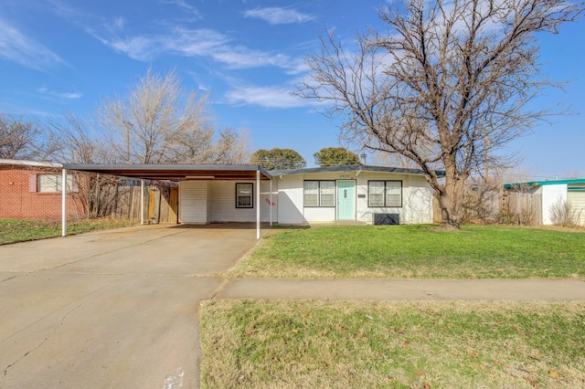 view of front of home with a carport and a front lawn