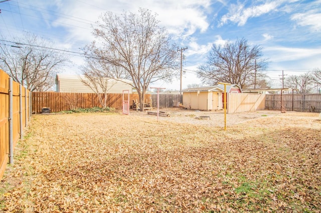 view of yard featuring a storage unit