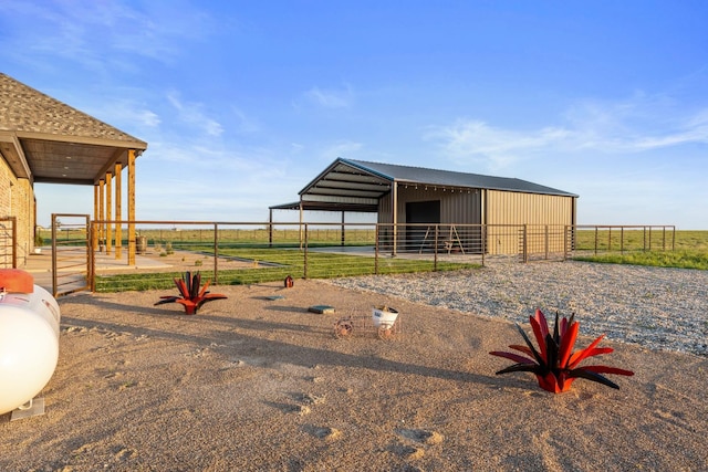 view of yard featuring an outdoor structure