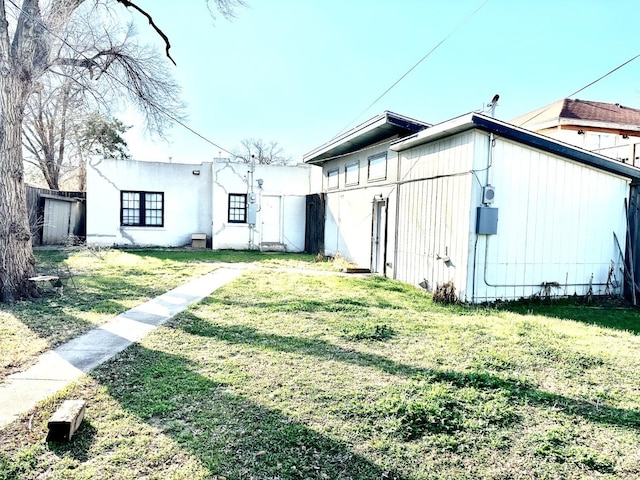 exterior space featuring a lawn