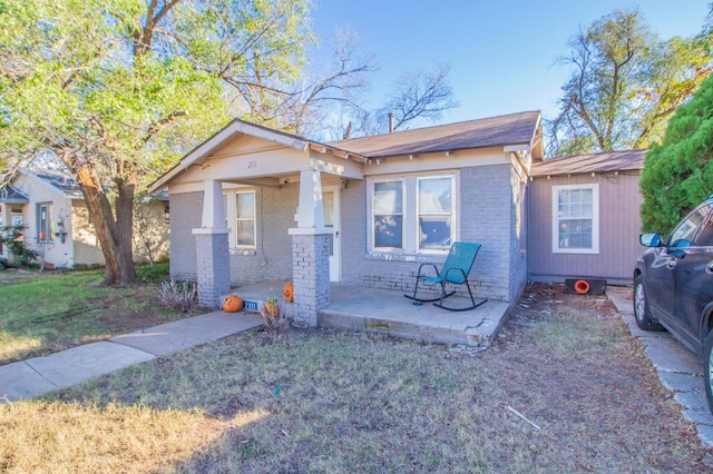 view of front facade with a porch and a front lawn