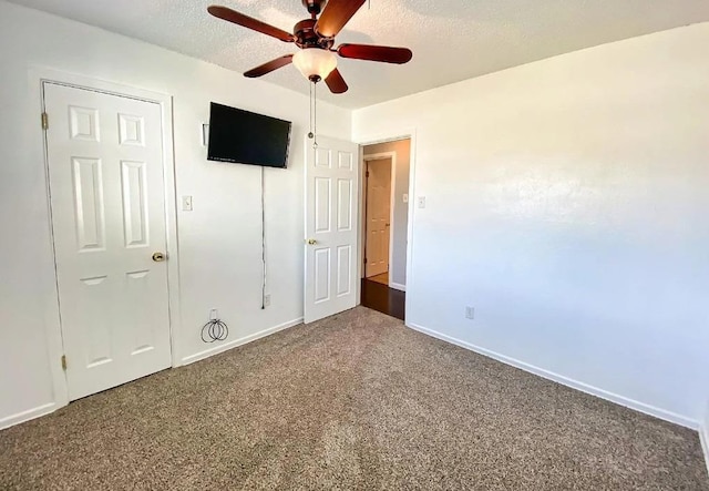 unfurnished bedroom featuring a textured ceiling, ceiling fan, and carpet flooring